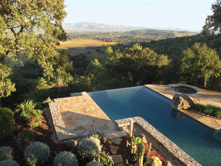 Infinity Pools o Piscinas Infinitas, todo lo que necesitas saber 4 Una piscina en una finca de Napa Hills, por Scott Lewis Landscape Architecture. Ver más en Pregúntale al experto: Guía para el diseño de piscinas de Scott Lewis. Fotografía de Scott Lewis Landscape Architecture.