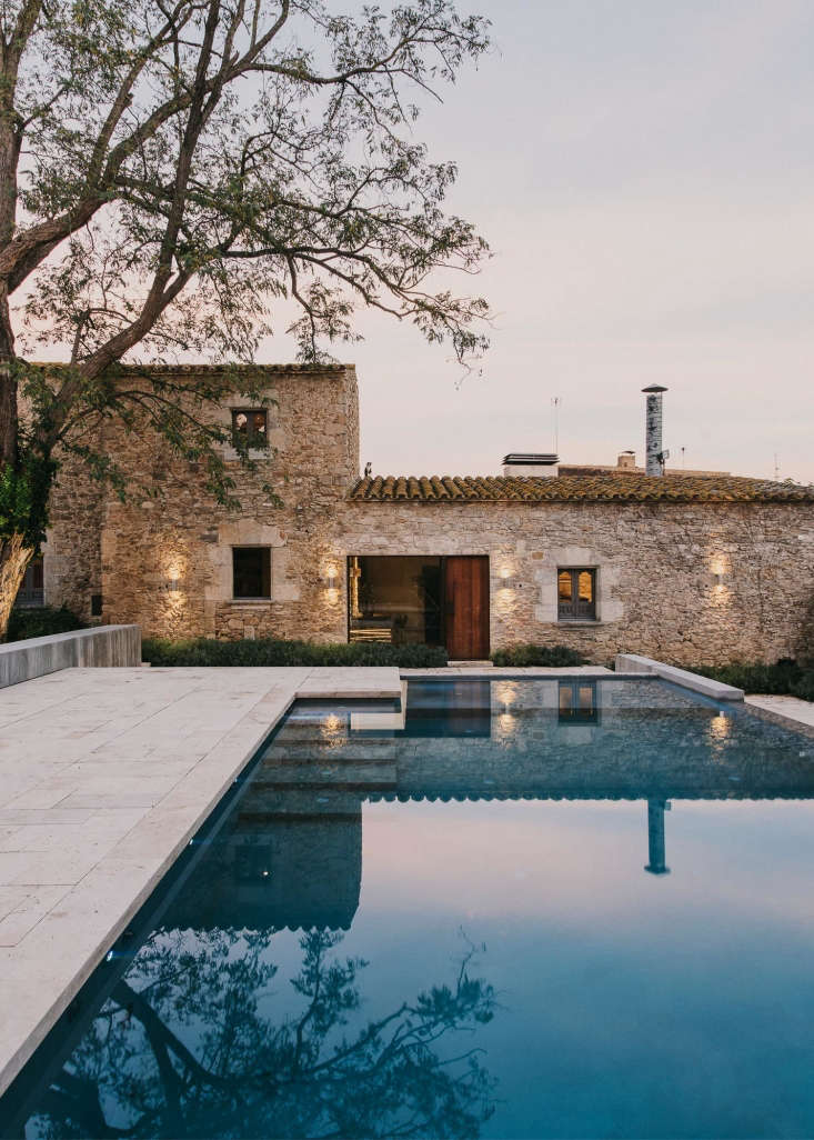 Infinity Pools o Piscinas Infinitas, todo lo que necesitas saber 3 La piscina de la semana en un castillo del siglo X: Una moderna piscina infinita para un castillo medieval.