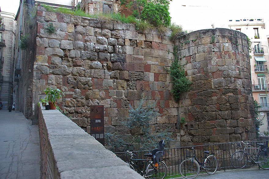 Que hacer hoy en Barcelona gratis 2024 - Descubre como visitar la Ciudad Condal con poco presupuesto 5 Muralla romana Barcelona
