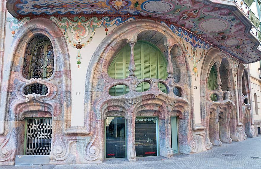 Que hacer hoy en Barcelona gratis 2024 - Descubre como visitar la Ciudad Condal con poco presupuesto 13 Casa Comalat - Art Nouveau catalán en Barcelona