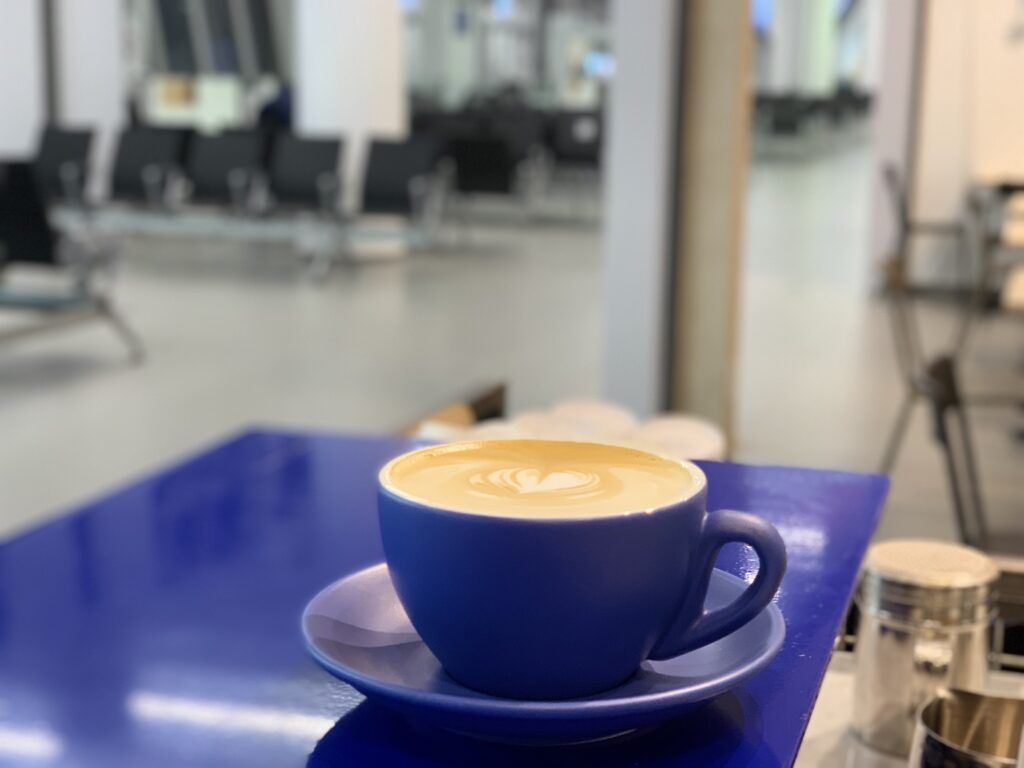 Como dormir en un avión: 13 consejos para los viajeros 2 1632435428 400 airport coffee time t20 gRNXJa