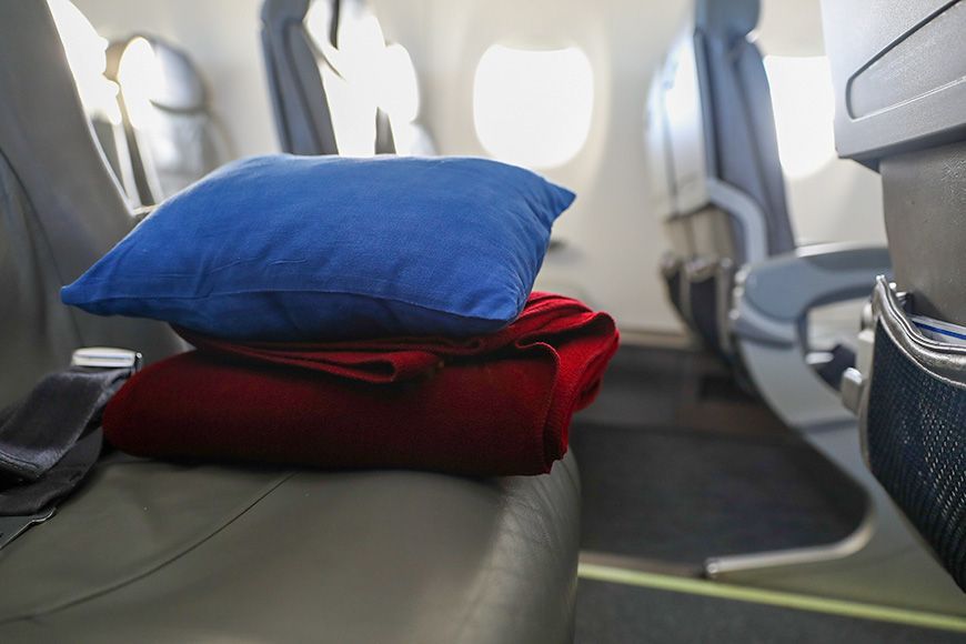 Como dormir en un avión: 13 consejos para los viajeros 4 manta almohada vuelo asiento avión
