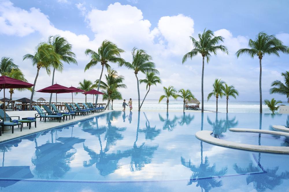 Los 10 Mejores Hoteles Todo Incluido en México 5 piscina del hotel con vista a la playa y palmeras