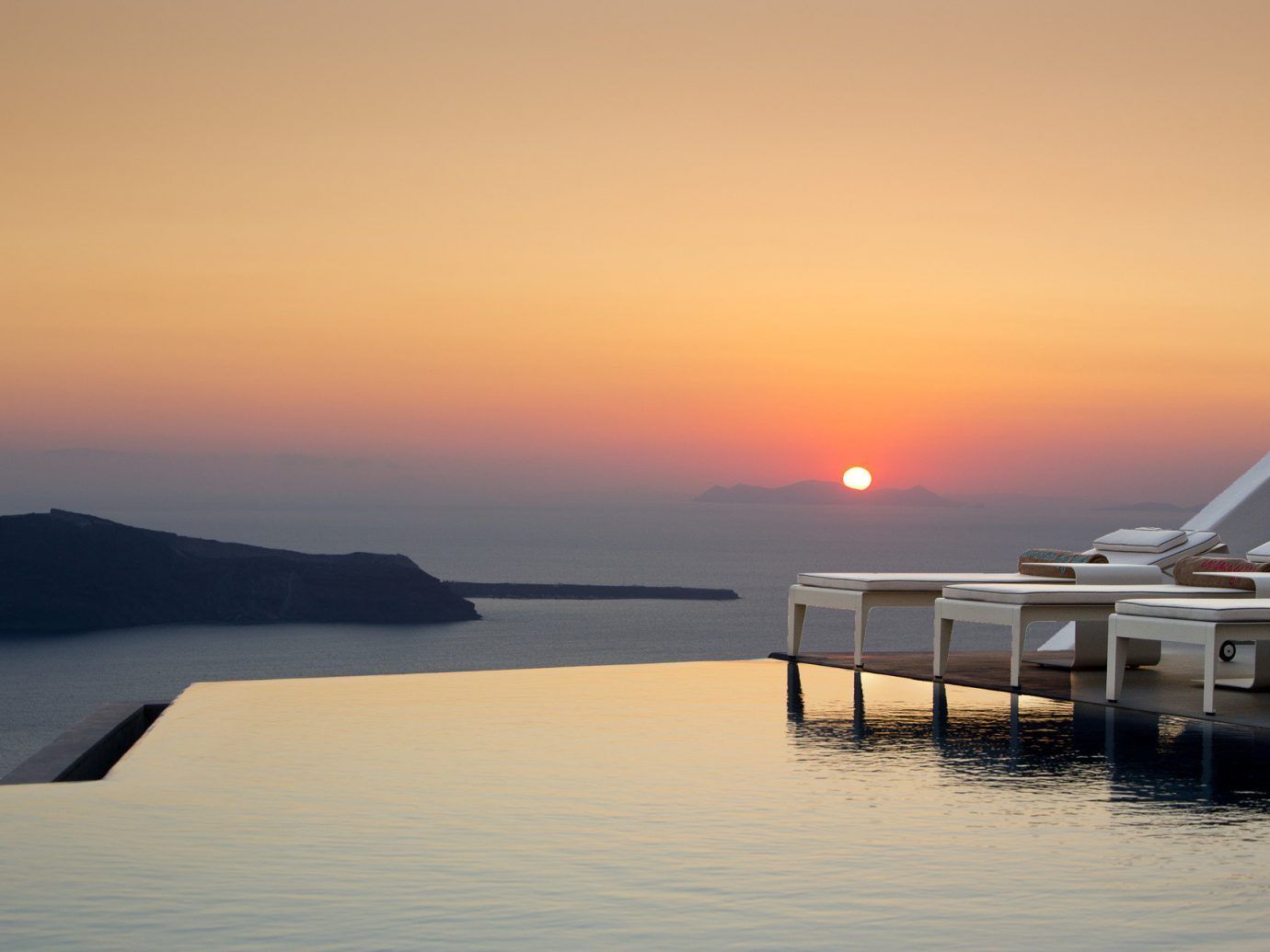 Infinity Pools o Piscinas Infinitas, todo lo que necesitas saber 14 Hotel Infinito en el Hotel Grace Santorini de Grecia