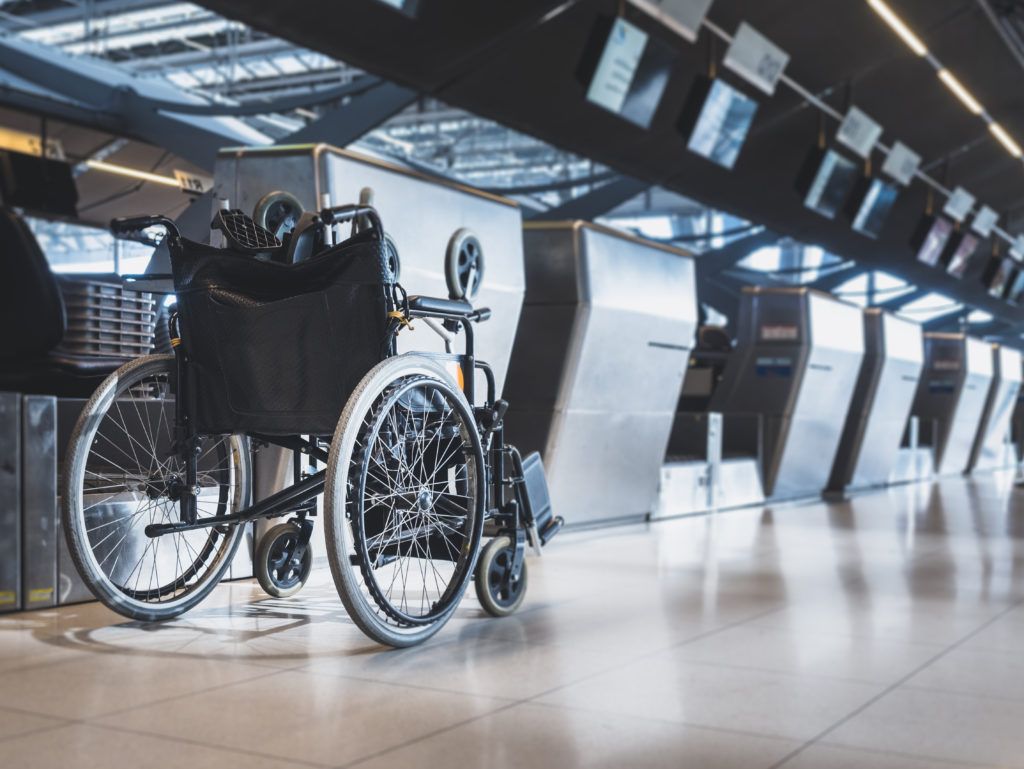 10 cosas que hacer en el aeropuerto gratis 11 Silla de ruedas en el mostrador de facturación del aeropuerto