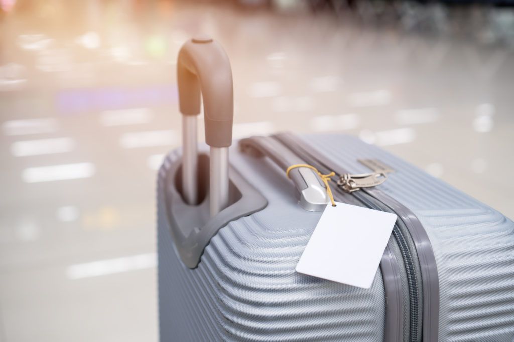 10 cosas que hacer en el aeropuerto gratis 9 Etiqueta de equipaje en una maleta gris