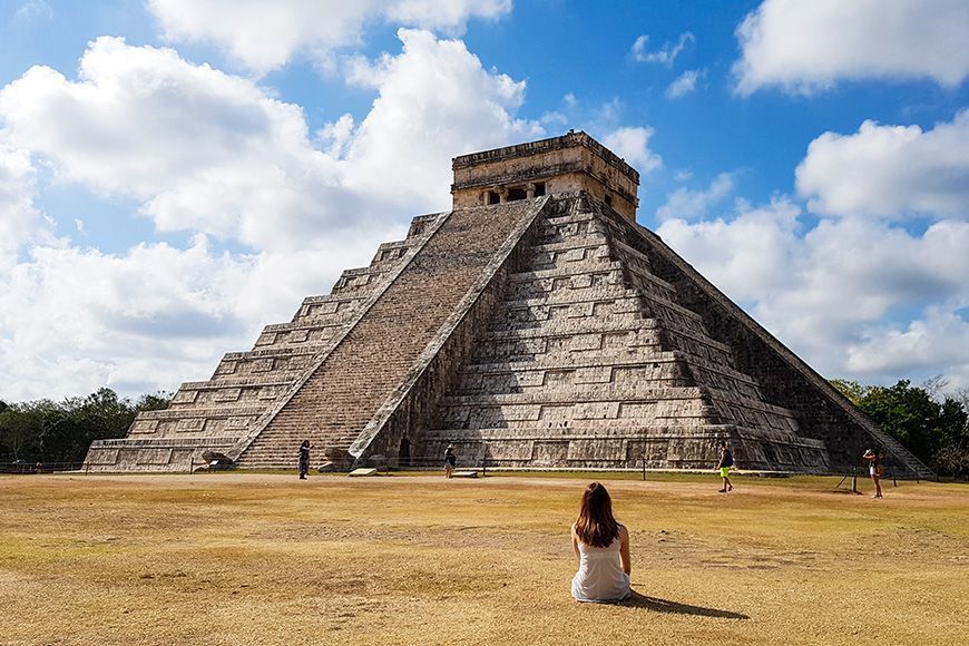 Chica frente a la pirámide de Chichen Itza México, mejores lugares en México