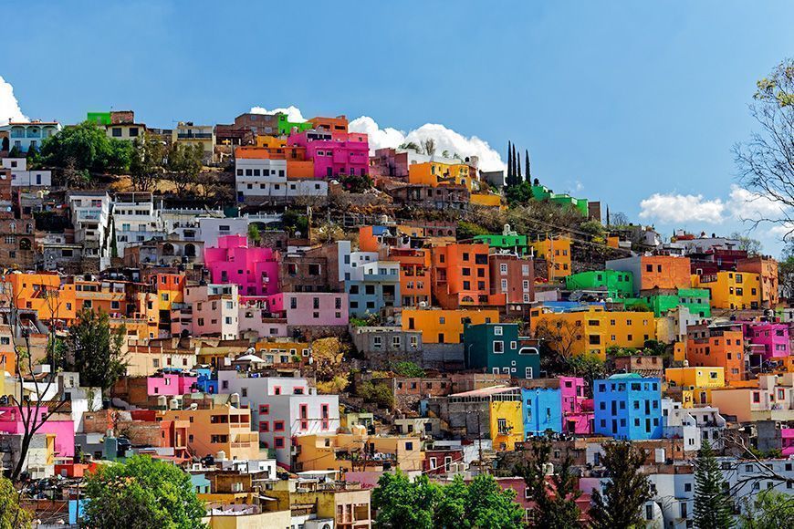 16 Mejores lugares en México, que destino elegir 3 Colorido barrio encaramado en una colina con fondo de cielo y nubes en la hermosa e histórica ciudad de Guanajuato, Gto., México