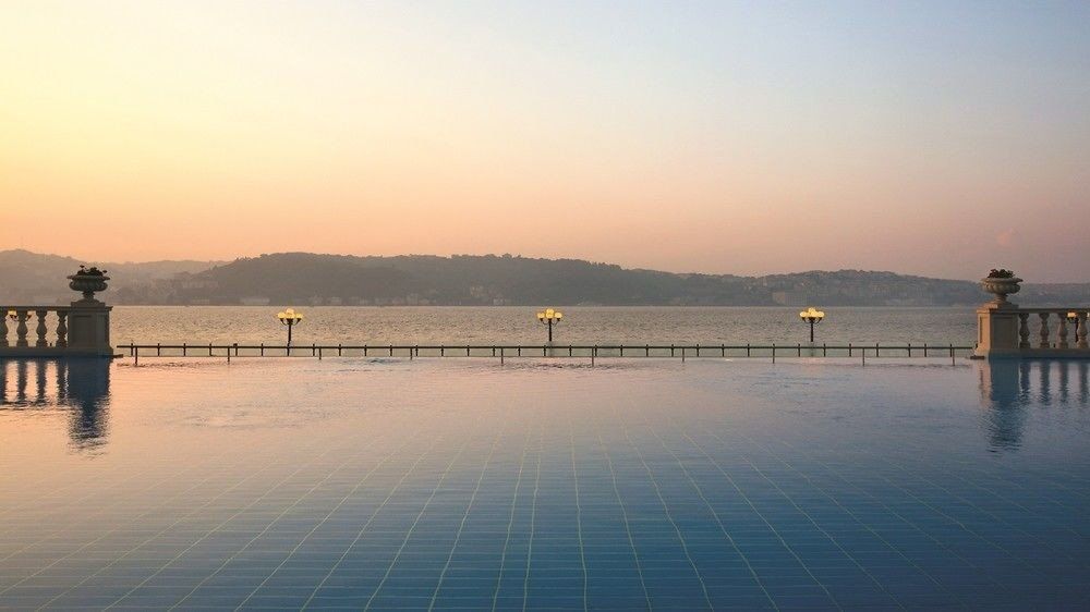 Infinity Pools o Piscinas Infinitas, todo lo que necesitas saber 21 Piscina infantil en el Ciragan Palace Kempinski de Estambul