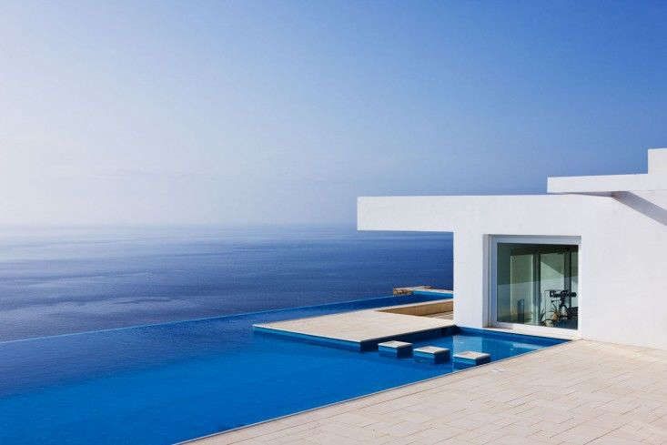 Infinity Pools o Piscinas Infinitas, todo lo que necesitas saber 6 La piscina infinita como musa mediterránea. Para más información, ver Visita del arquitecto paisajista: Thomas Doxiadis en Antiparos. Fotografía de Clive Nichols.