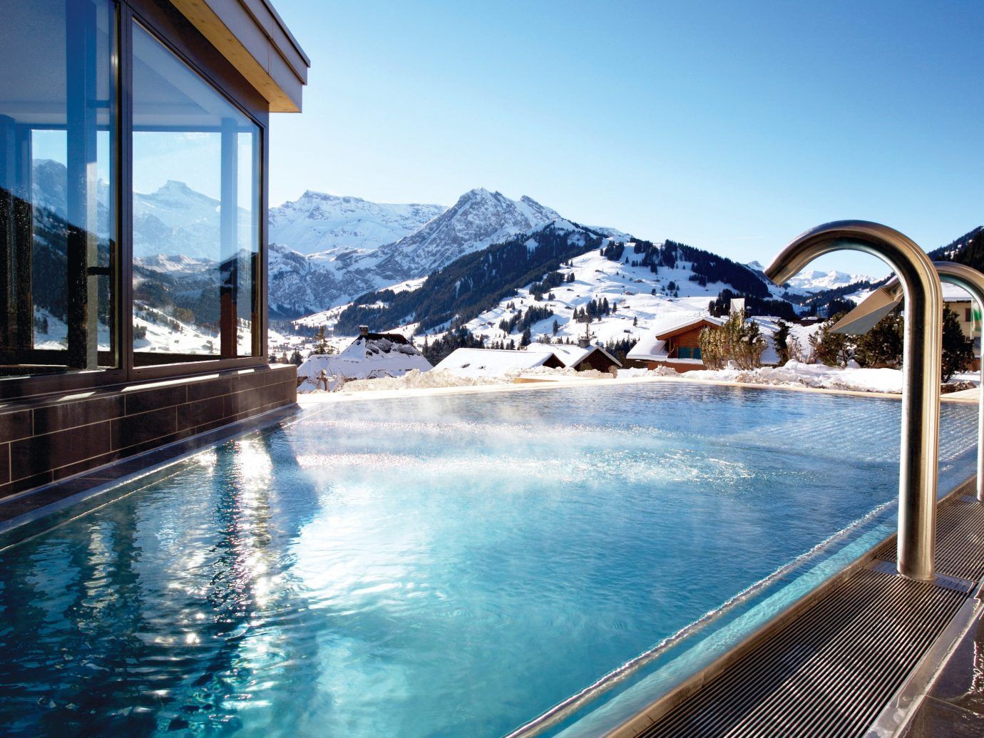 Infinity Pools o Piscinas Infinitas, todo lo que necesitas saber 9 Piscina infinita en el hotel Cabrian de Suiza