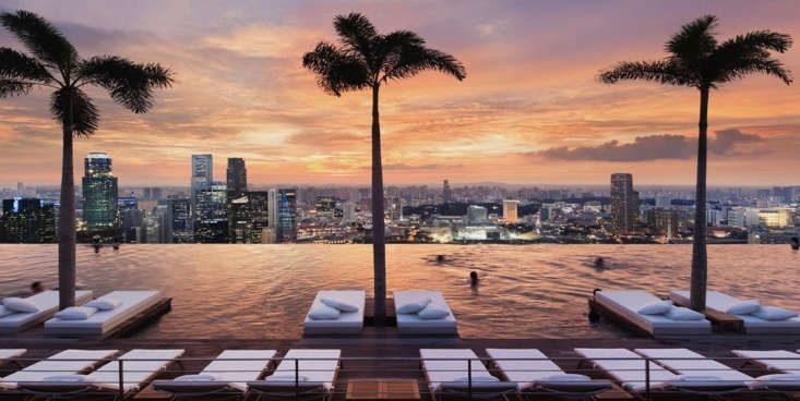 Infinity Pools o Piscinas Infinitas, todo lo que necesitas saber 5 En el Marina Bay Sands de Singapur, hay una piscina en la azotea que está a 57 pisos por encima del nivel de la calle y tiene una vista panorámica de la ciudad.