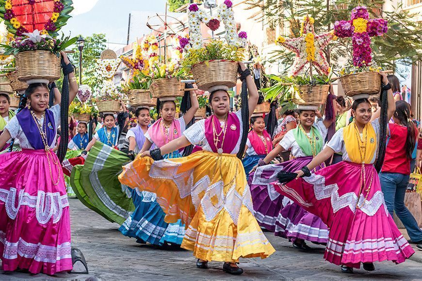 16 Mejores lugares en México, que destino elegir 5 Niñas vestidas con ropa tradicional durante el Convite, una fiesta hecha para invitar a una gran fiesta tradicional llamada Guelaguetza en Oaxaca, México