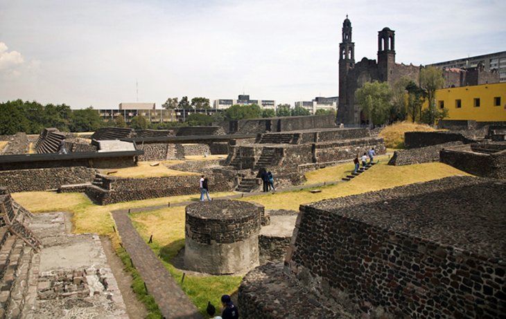 La Plaza de las Tres Culturas y Santiago de Tlatelolco