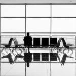 ¿Cómo funciona Airhelp? - Indemnización por vuelos retrasados o cancelados Black-and-White-Photo-of-a-Person-Sitting-in-An-Airline-Terminal.jpg