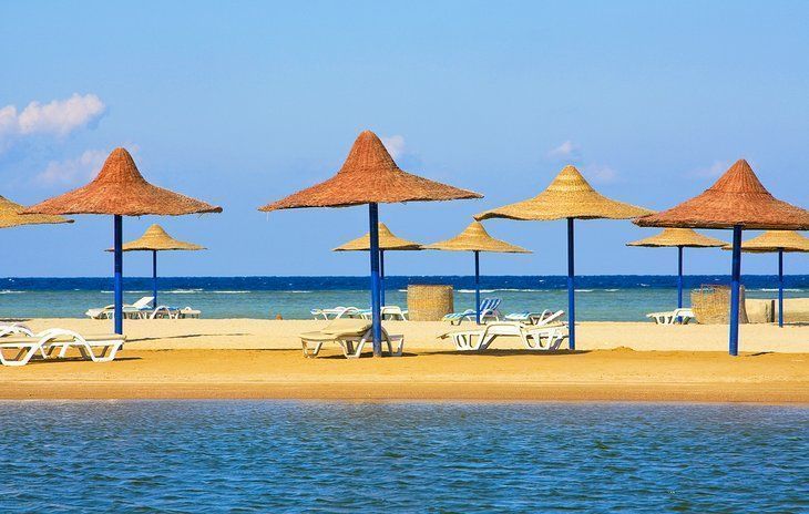Sombrillas en la playa de Hurghada
