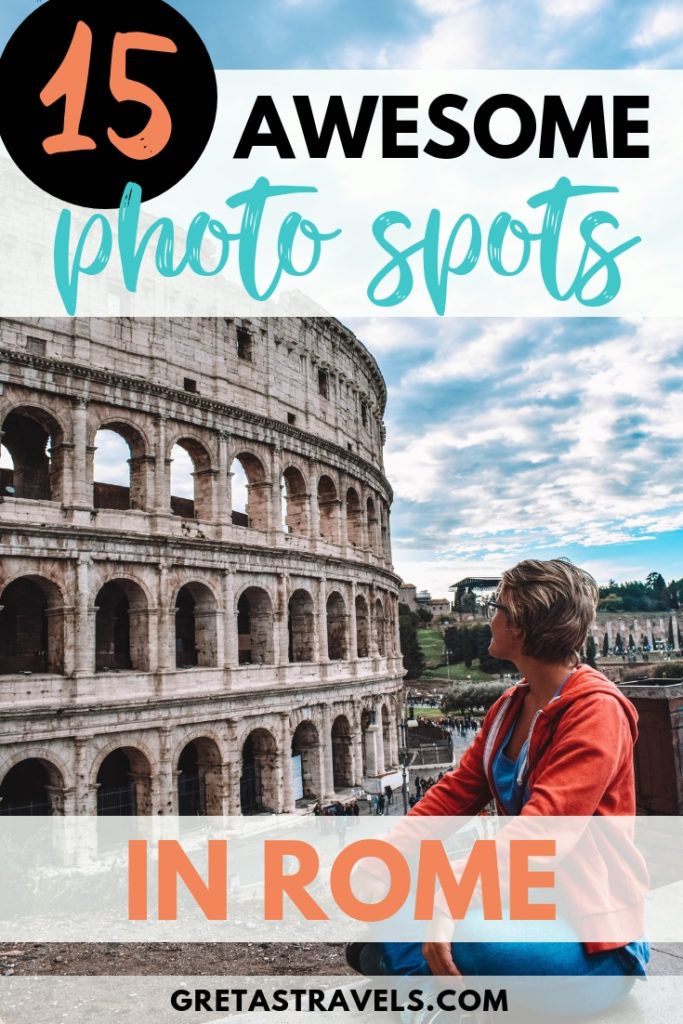 Fotografia de uma rapariga loira sentada junto ao Coliseu com uma sobreposição de texto que diz "15 lugares fantásticos para tirar fotografias em Roma".
