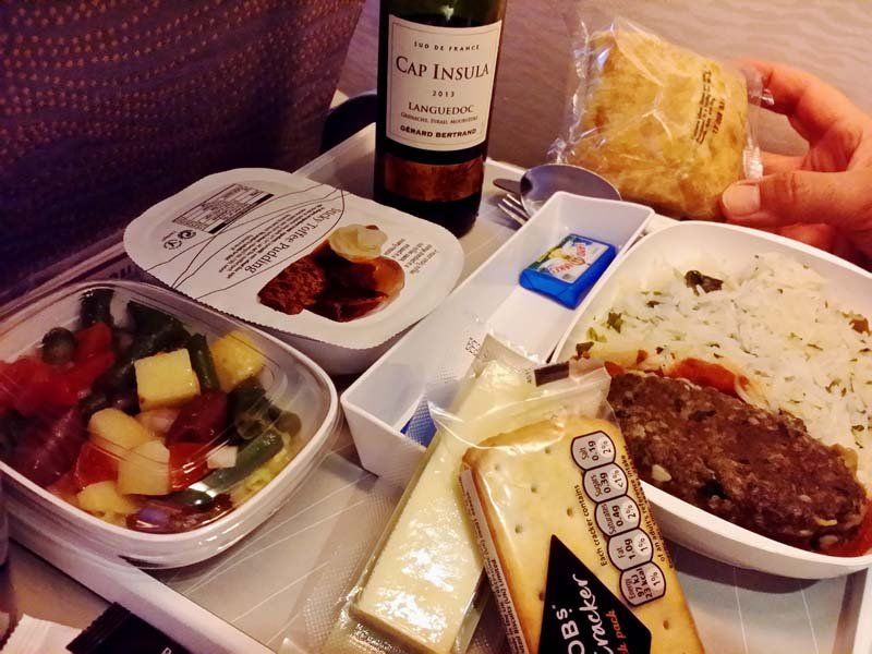 Volar con Emirates Opiniones: ¿Cómo es? 2023 13 Comida de la clase turista de Emirates