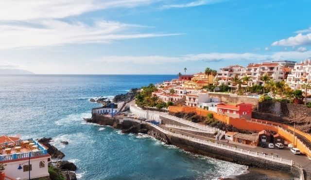 La ciudad costera de Puerto de Santiago en Tenerife