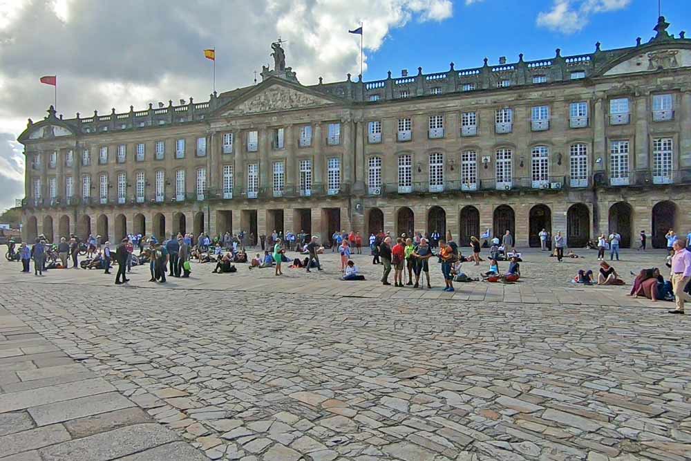 Cómo reservar un taxi en el aeropuerto Santiago de Compostela de forma anticipada 5 Peregrinos que terminaron su Camino en la Plaza del Obradoiro de Santiago