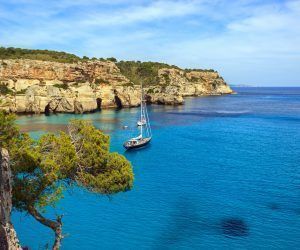 Descubre las Ventajas de Visitar Menorca en Primavera