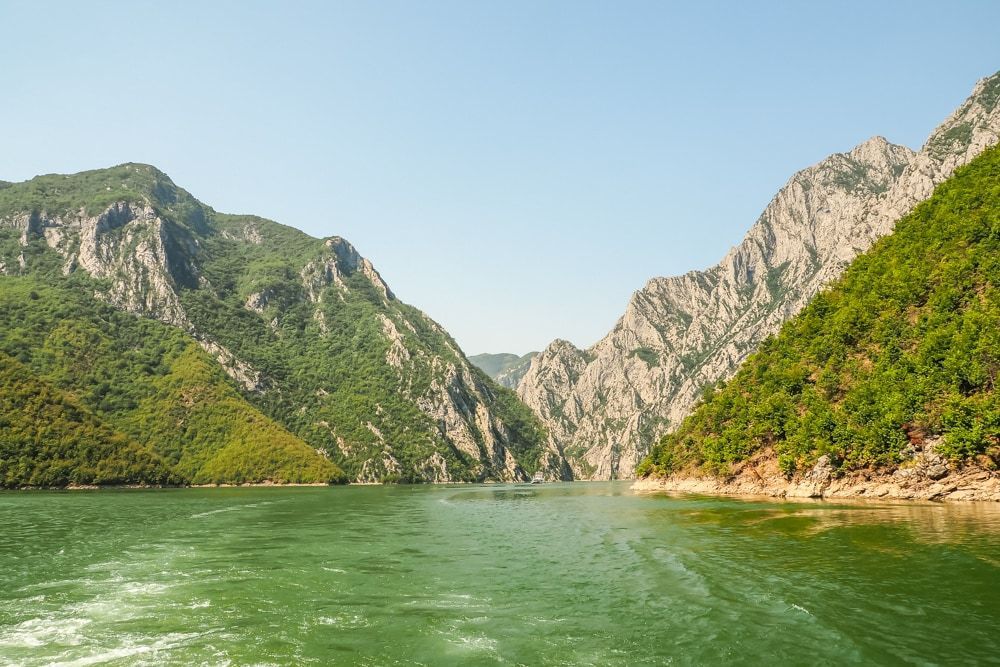 Albania turismo - qué ver en Albania - Lago Koman