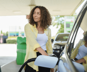 Cómo viajar en coche más barato: Ahorra en gasolina