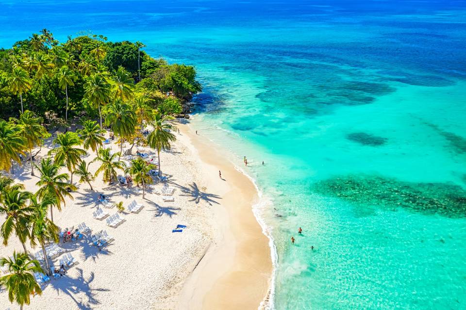 Aniversarios y Experiencias Románticas en República Dominicana 3 Playas como Bávaro, Punta Cana y Samaná son reconocidas mundialmente por sus aguas cristalinas