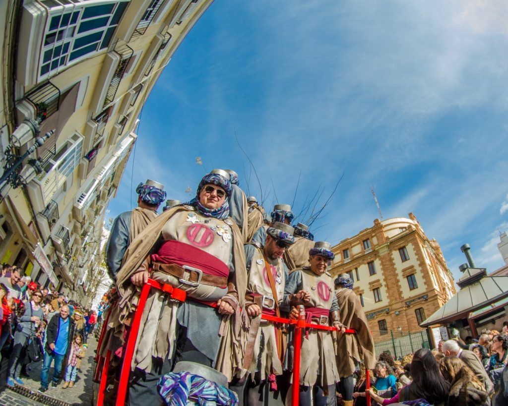 Los lugares históricos más emblemáticos de Cádiz 7 Gastronomía y Tradiciones Locales Cadiz carnaval