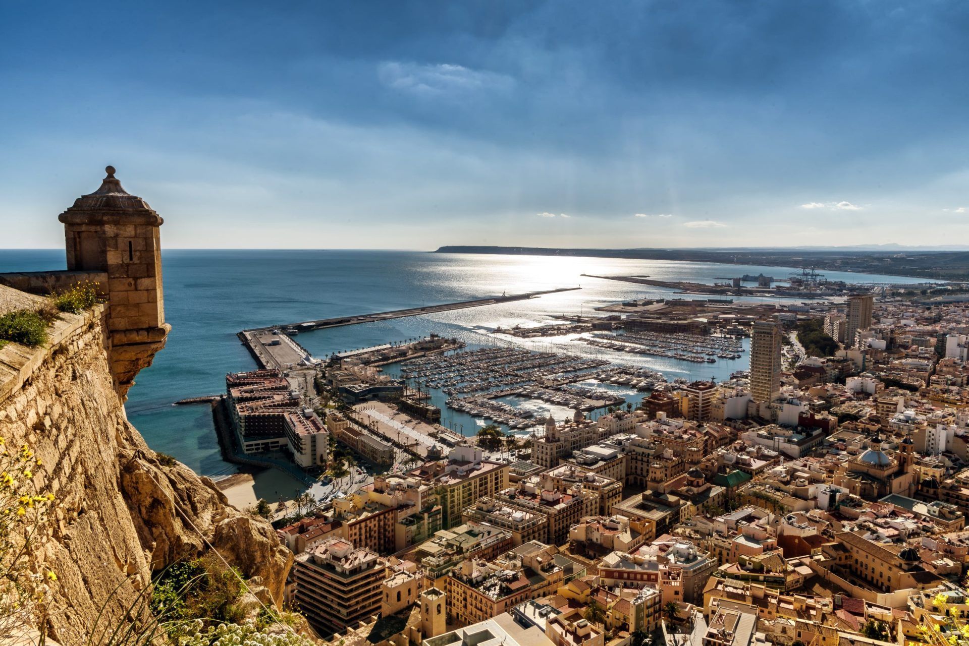 Explora Alicante, Mallorca y Valencia Sin Complicaciones: Tu Guía para el Alquiler de Coches Todo Incluido 3 Alicante Un Horizonte por Descubrir