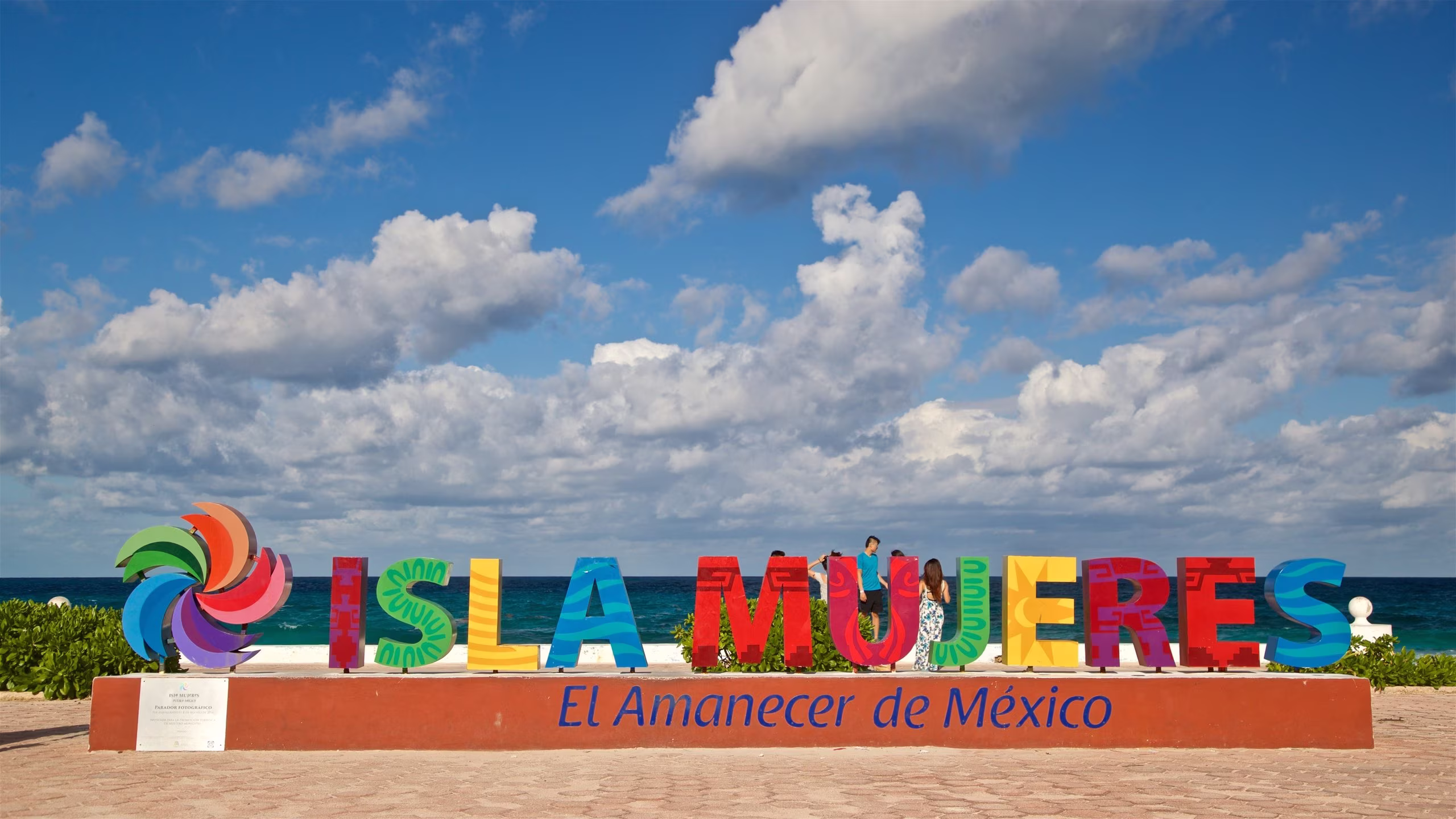 Descubre el Encanto del Caribe Mexicano: Tu Próxima Aventura en Catamarán hacia Isla Mujeres 3 Exclusividad y Confort