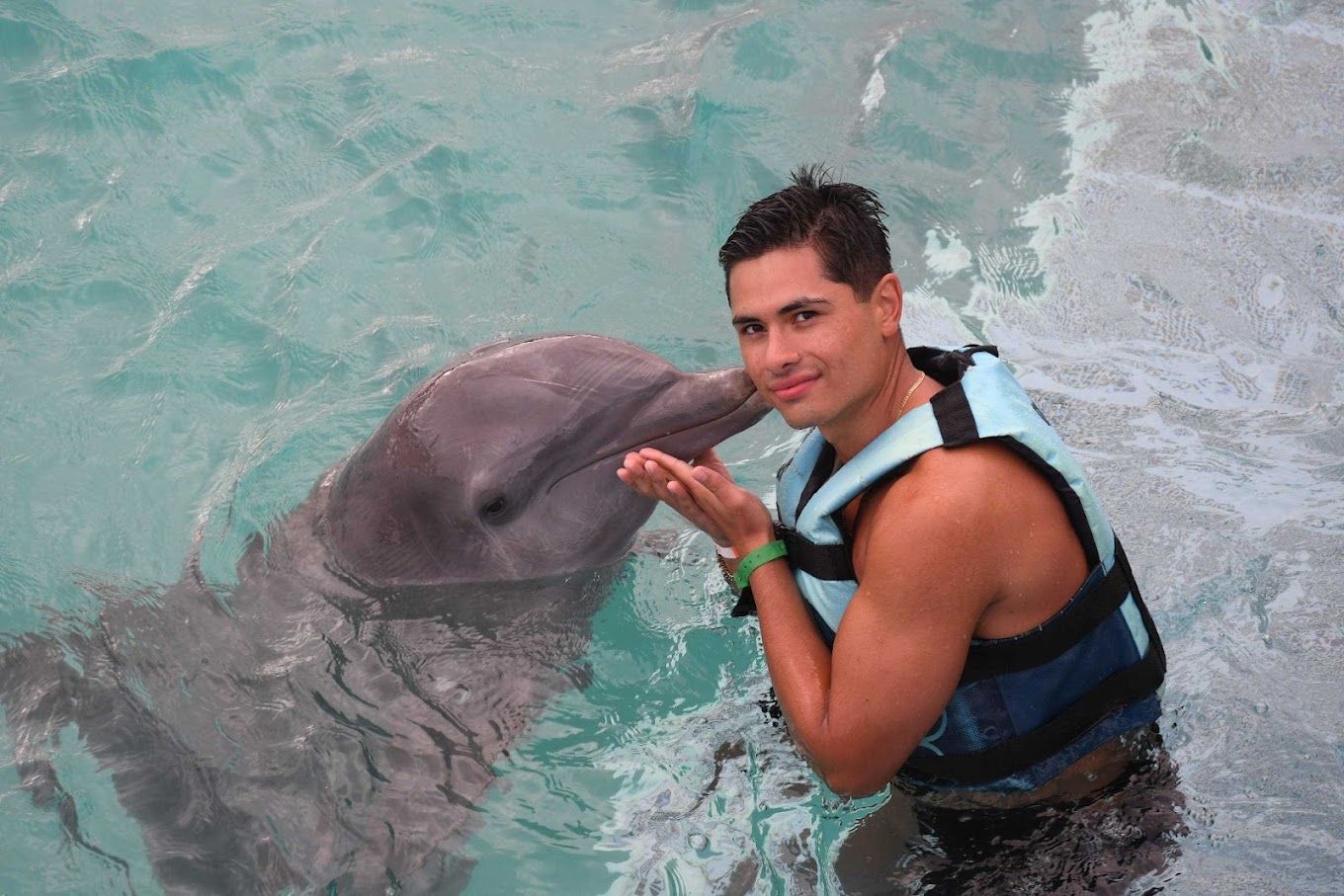 Explora los Tesoros Submarinos con las Mejores 4 actividades en Punta Cana 5 Nado con Delfines en Punta Cana