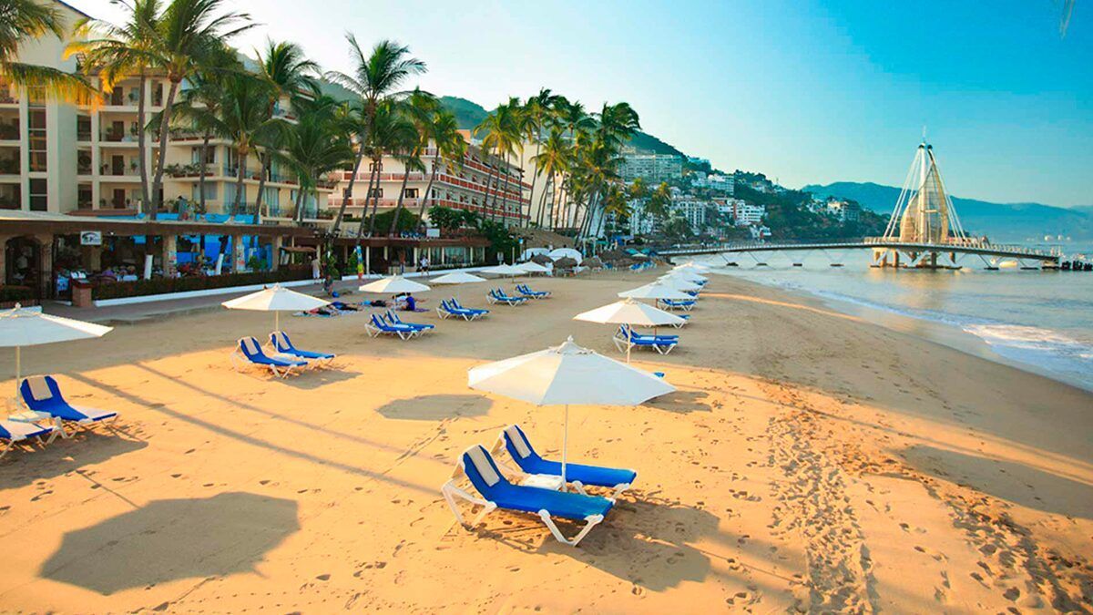 Puerto Vallarta: 5 Destinos Que Tienes Que Conocer 3 3. Playa de Los Muertos Donde la Diversión Nunca Termina