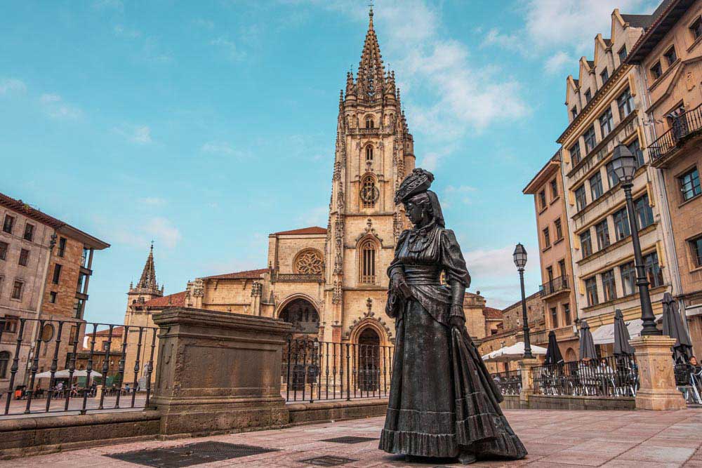 Descubriendo los Monumentos Históricos de Oviedo: Un Viaje por el Patrimonio Cultural 3 La Catedral de Oviedo Un Testigo de la Historia Medieval
